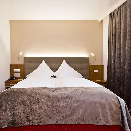 Stadthotel Goldenes Schiff מלון 4*